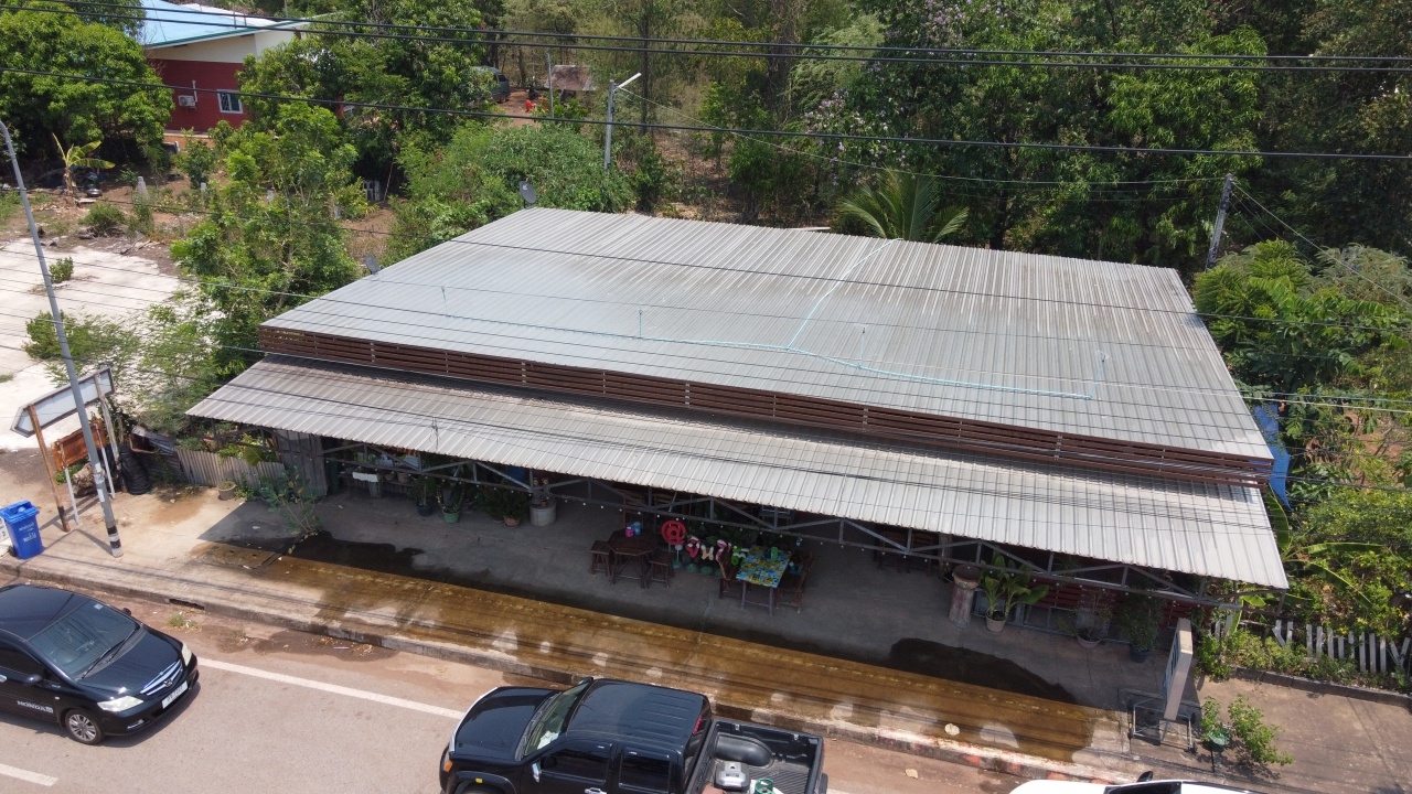 ร้านอาหารที่ อ.นาหว้า ติดสปริงเกอร์พ่นน้ำบนหลังคา สู้โลกร้อนแบบไม่ติดแอร์