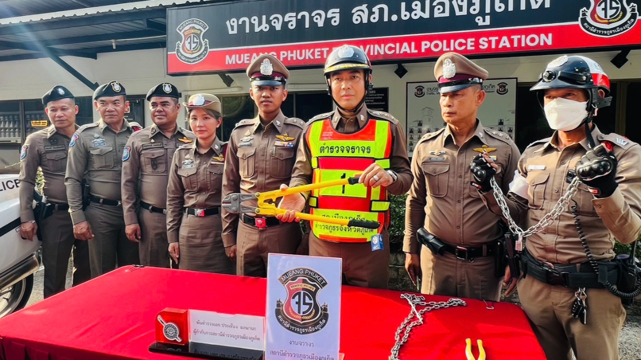 รวบแล้ว 2 ฝรั่งแสบ เมิน ก.ม.ไทย ใช้คีมตัดโซ่ ตร.ล็อกล้อ จยย.ที่ภูเก็ต