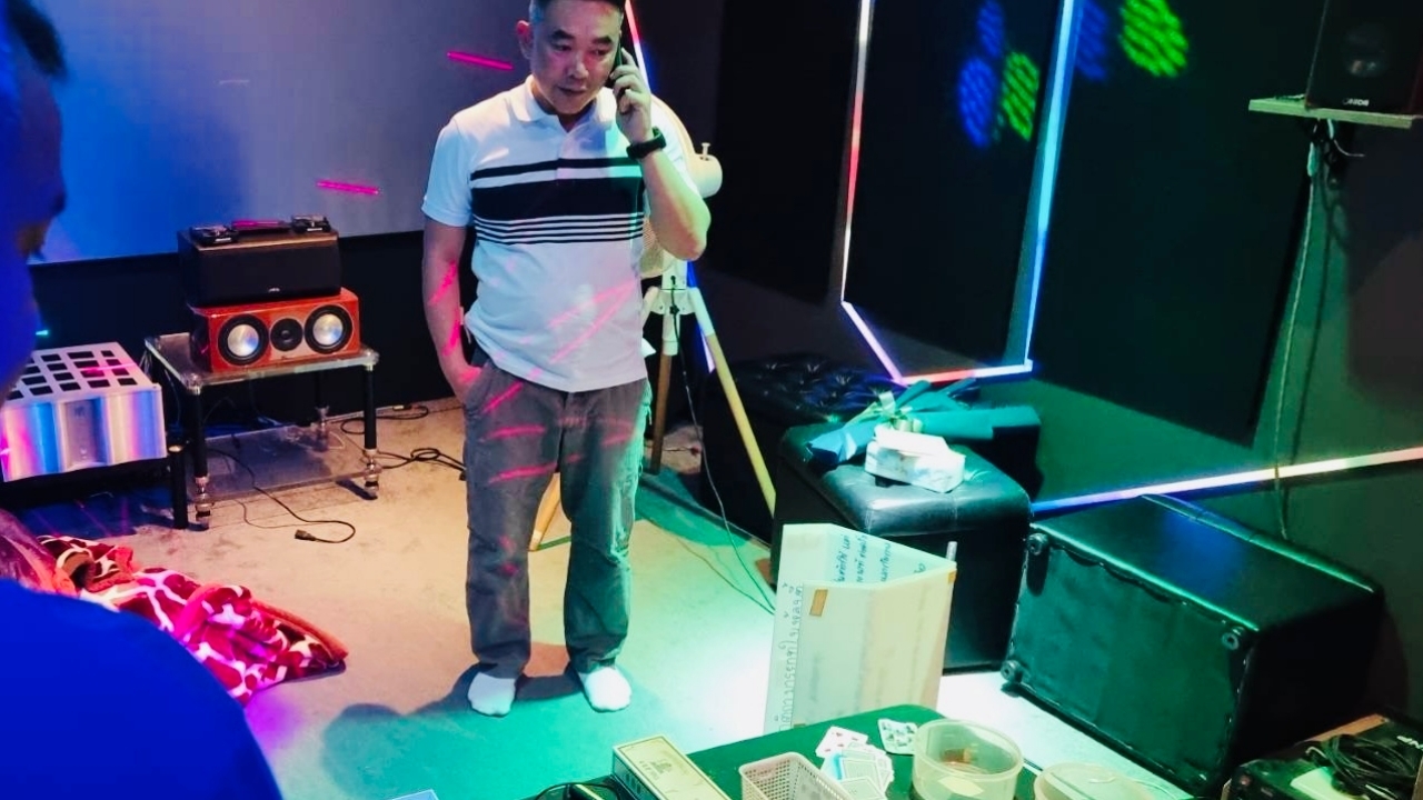 จับเครือข่ายเว็บพนัน m4m.fun ทำห้องจัดปาร์ตี้ ติดป้าย "ขอให้ทุกคนตั้งใจเล่นยา"