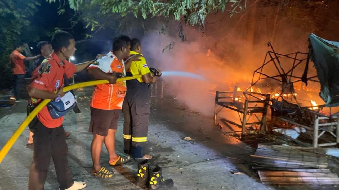 ไฟไหม้วอด ซุ้มหญ้าคาร้านจิ้มจุ่ม คาดพนักงานดับถ่านไม่หมด 