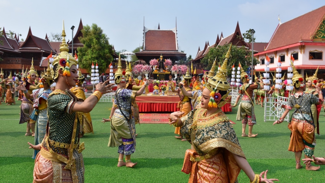 นางรำนับ 100 รำบวงสรวง ท้าวเวสสุวรรณหน้าทองคำ จุดธูปมงคล เจอ "เลขเด็ด"