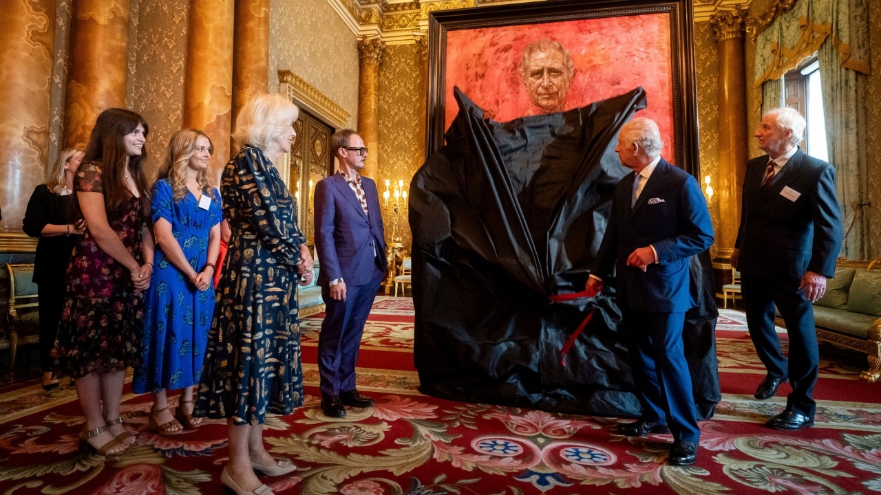 ชาวเน็ตแห่วิจารณ์ภาพเหมือนภาพแรกของกษัตริย์ชาร์ลส์ที่ 3 หลังขึ้นครองราชย์