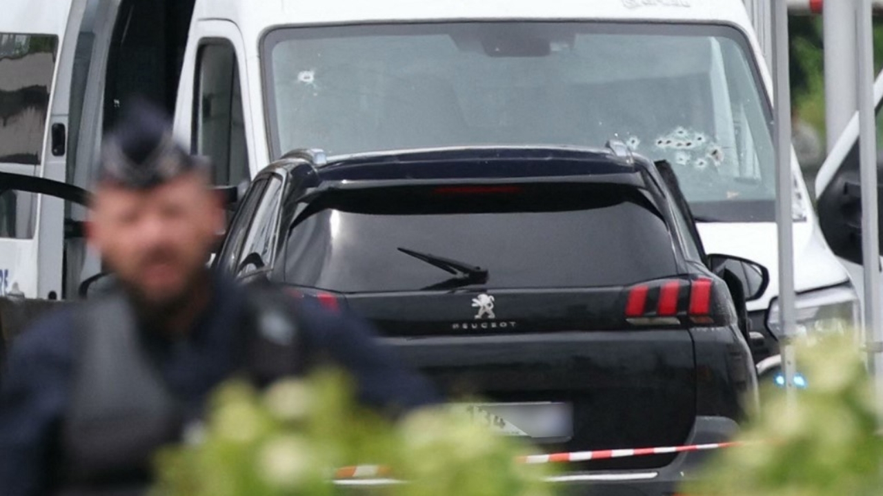 ระทึก มือปืนฝรั่งเศสสกัดรถเรือนจำ ชิงตัวนักโทษหัวหน้าแก๊งอย่างอุกฉกรรจ์ ยิงจนท.ดับ 2 ศพ (คลิป)