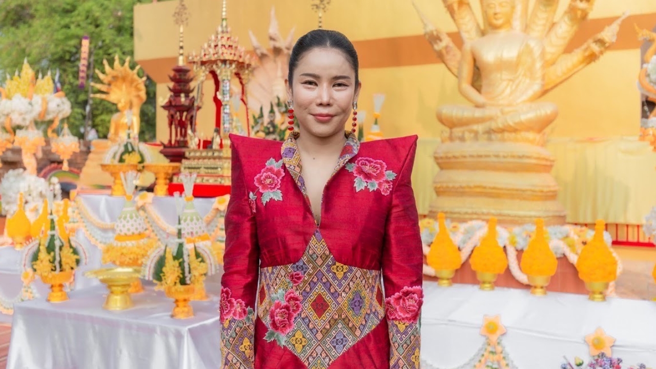 มาดามแบมแบม สุดปัง แก้บนถวายรถป้ายแดง พร้อมทำบุญฉลองเจดีย์ดี 4 วัน