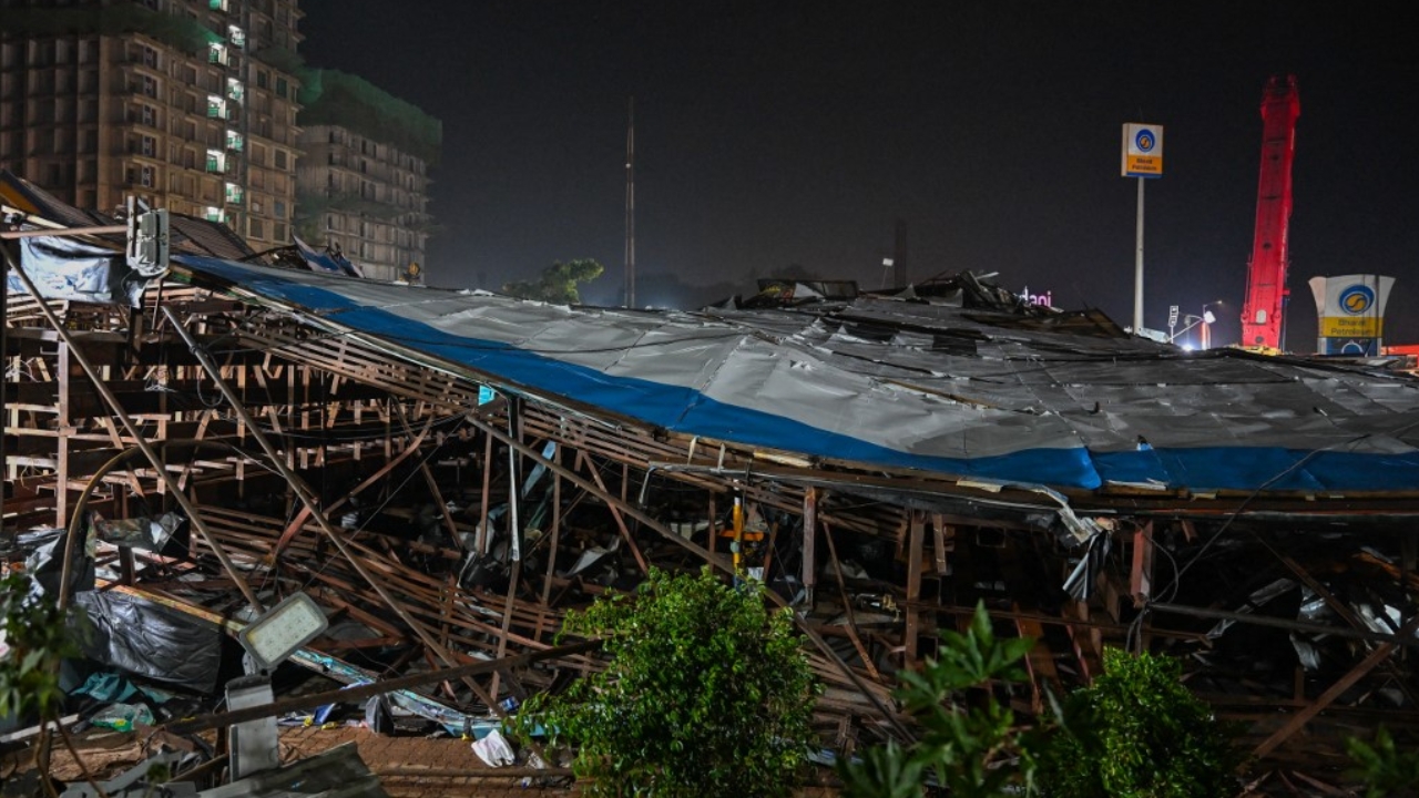 พายุถล่มมุมไบ ป้ายบิลบอร์ดยักษ์ล้มทับคน ดับ 14 ศพ บาดเจ็บ 61 ราย (คลิป)