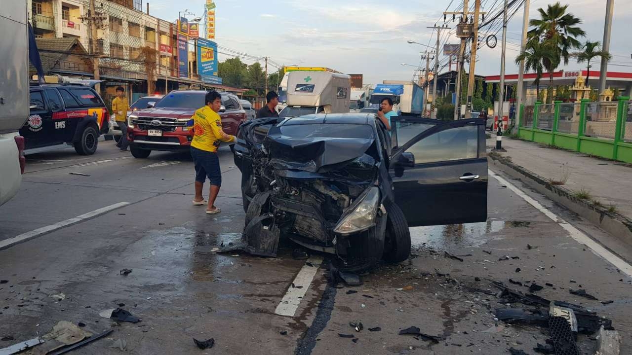 ระทึก หนุ่มซิ่งรถพุ่งข้ามเลนชนเก๋งและรถตู้ ดับอนาถ บาดเจ็บอีก 5