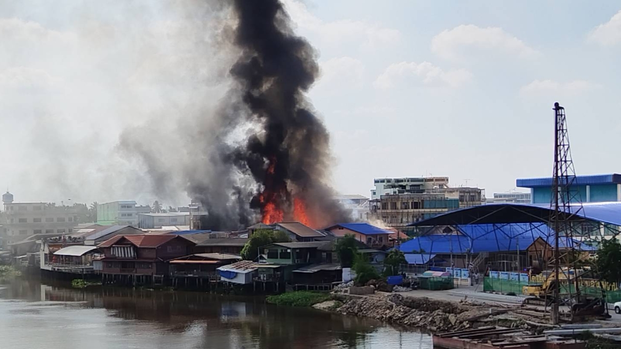 ไฟไหม้ตลาดเก่าสามพราน 150 ปี ลามจากบ้านร้าง วอด 12 คูหา 