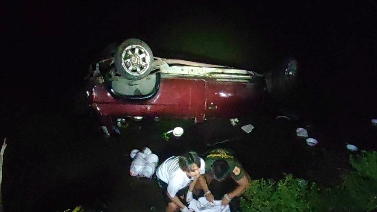 หนุ่มขับรถแวนกลับไม่ถึงบ้าน ชนรถจอดข้างทาง กระเด็นตกคลองดับ