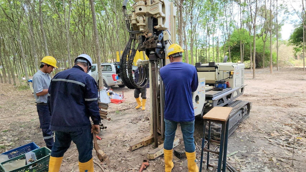 พระ-ชาวบ้านผื่นขึ้น ผวา “พิษ” สารเคมีระยอง สูบน้ำรอบโกดังพิสูจน์ 