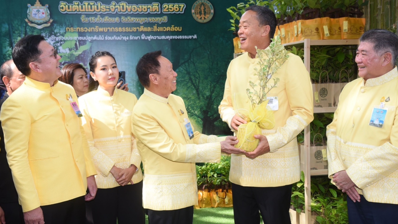 "พัชรวาท" มอบ "ต้นหัวใจเศรษฐี" ให้นายกฯ วันต้นไม้ประจำปีของชาติ ปี 67 