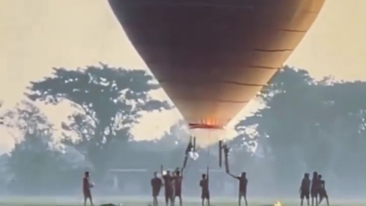บอลลูนลมร้อนระเบิดกลางนาข้าว ขณะจุดปล่อยขึ้นที่อินโดฯ ดับ 1 ศพ (คลิป)
