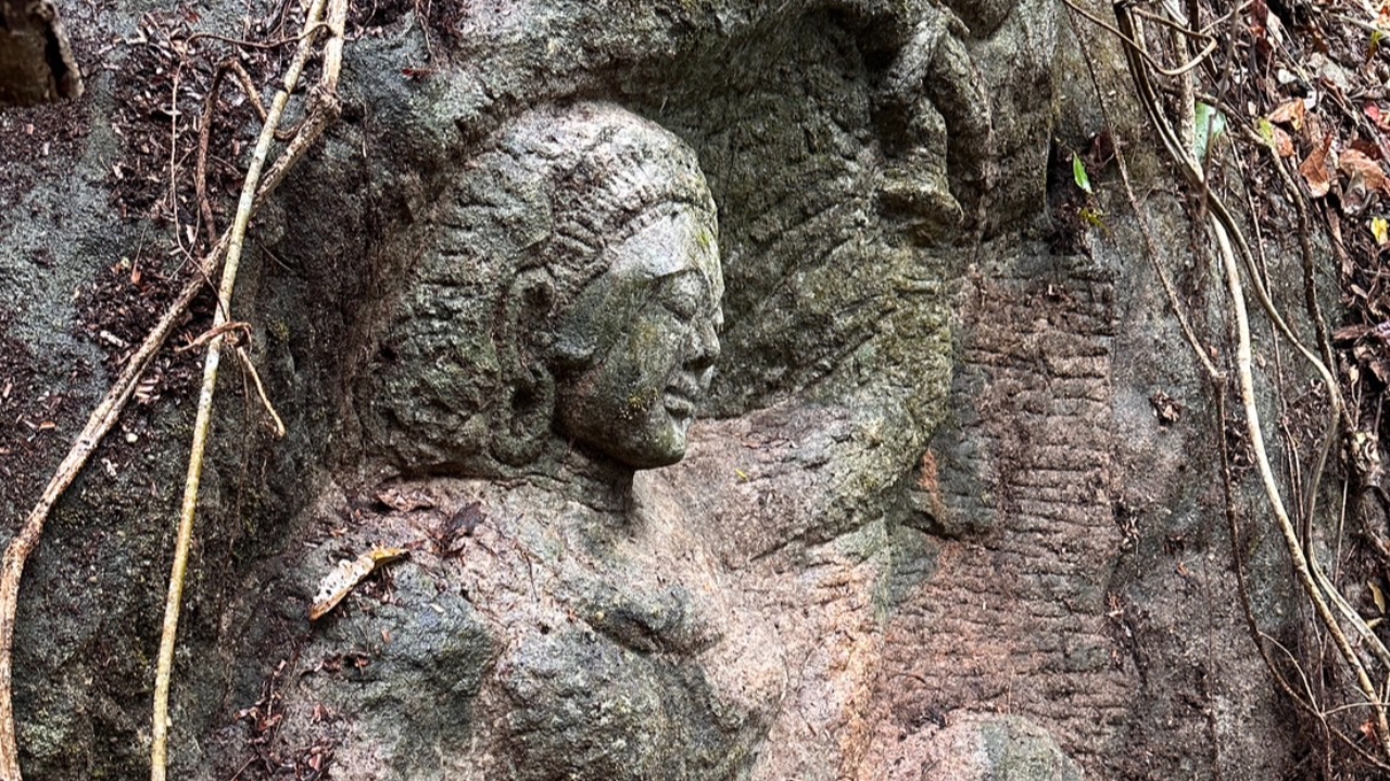 หนุ่มโผล่ให้ข้อมูล "ภาพแกะสลักหินในป่า" อ้างเป็นฝีมือพระอาจารย์ทำไว้เมื่อ 20 กว่าปีก่อน