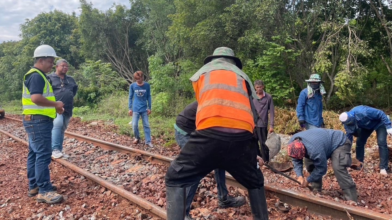 รถไฟกาญจนบุรีสายธนบุรี-น้ำตก จะเปิดวิ่งได้ช่วงเที่ยง หลังโดนน้ำท่วมราง