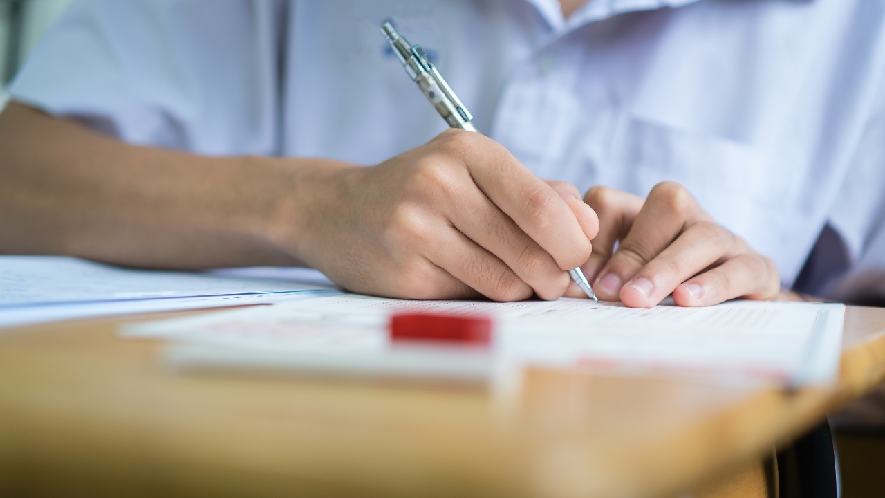 ความทุกข์ของ "เด็กเก่ง" โดนพ่อแม่ยัดเยียดความฝัน บังคับให้เรียน "หมอ" 