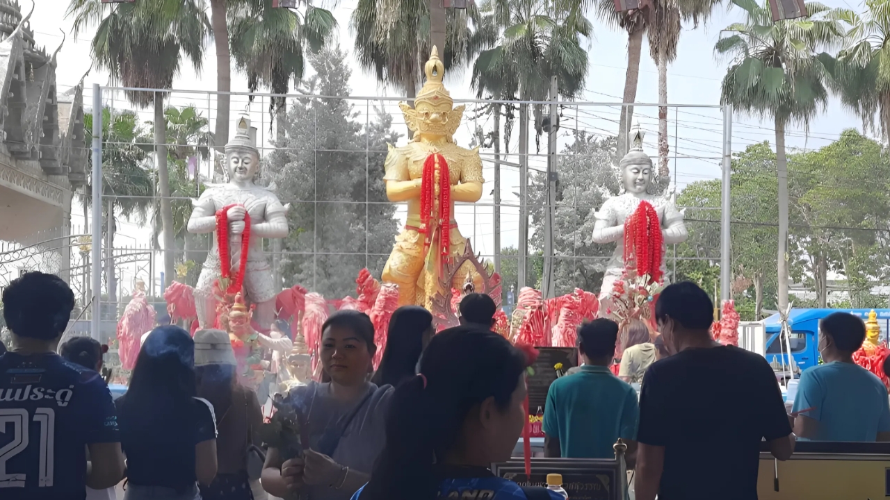 ขอพรแล้วสมหวัง คอหวยแก้บน "ท้าวเวสสุวรรณ" วัดดอนใหญ่ ไม่พลาดส่องเลขเด็ด