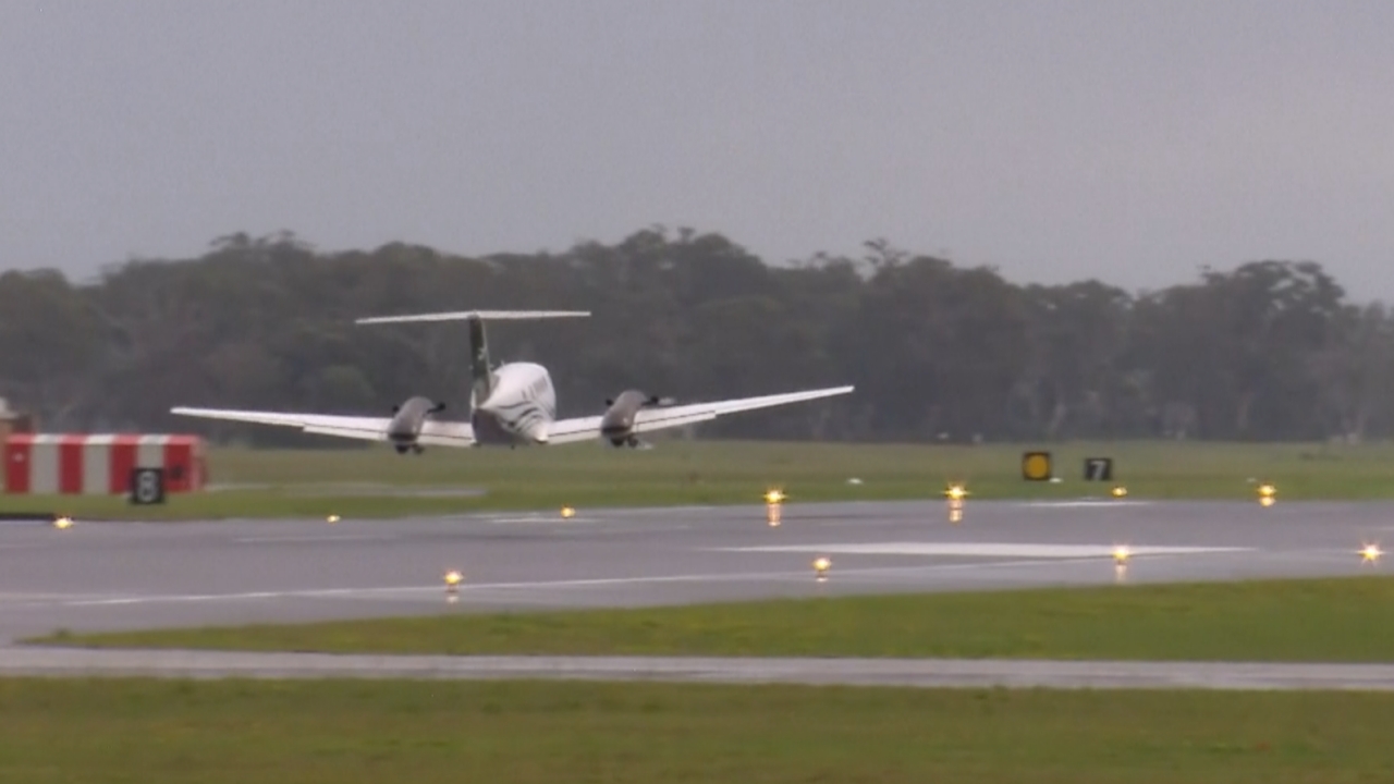 ลุ้นระทึก เครื่องบินเล็กออสเตรเลียเสี่ยงนำเครื่องลง ทั้งที่เกียร์ลงจอดไม่ทำงาน (คลิป)