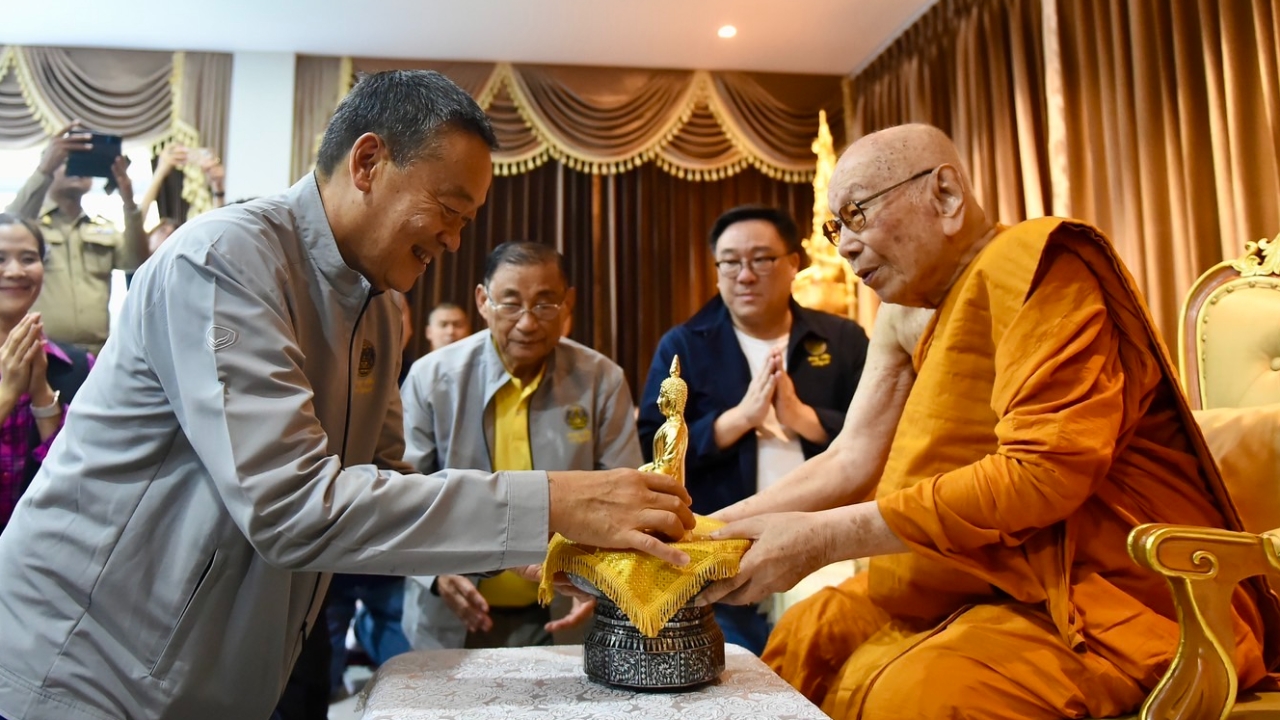 “เศรษฐา” กราบ พระพรหมมงคลวัชราจารย์ ให้พรทำเพื่อชาติ บอกนายกฯ เหนื่อยหน่อยนะ