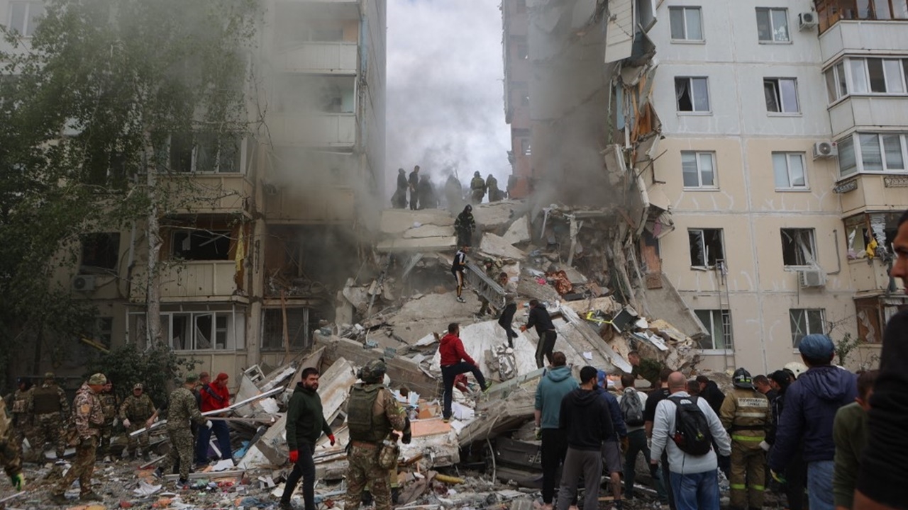 รัสเซียจวกยูเครน โจมตีเบลโกรอด ตึก 10 ชั้นพังถล่ม ตายเจ็บอื้อ