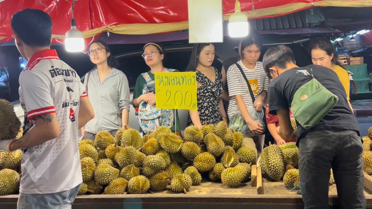ตลาดเมืองใหม่ขายทุเรียนคึกคัก ชาวต่างชาติแห่ซื้อหมอนทอง ขายดี 4 วันหมด 4 ตัน