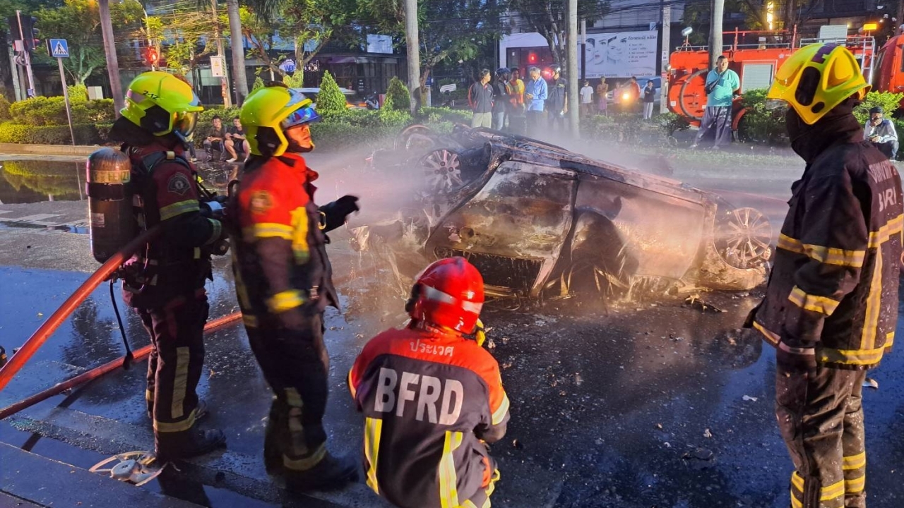 รถเก๋งชนเกาะกลางพลิกคว่ำไฟลุกท่วม คลอกร่างคนขับเสียชีวิตบนถนนพัฒนาการ