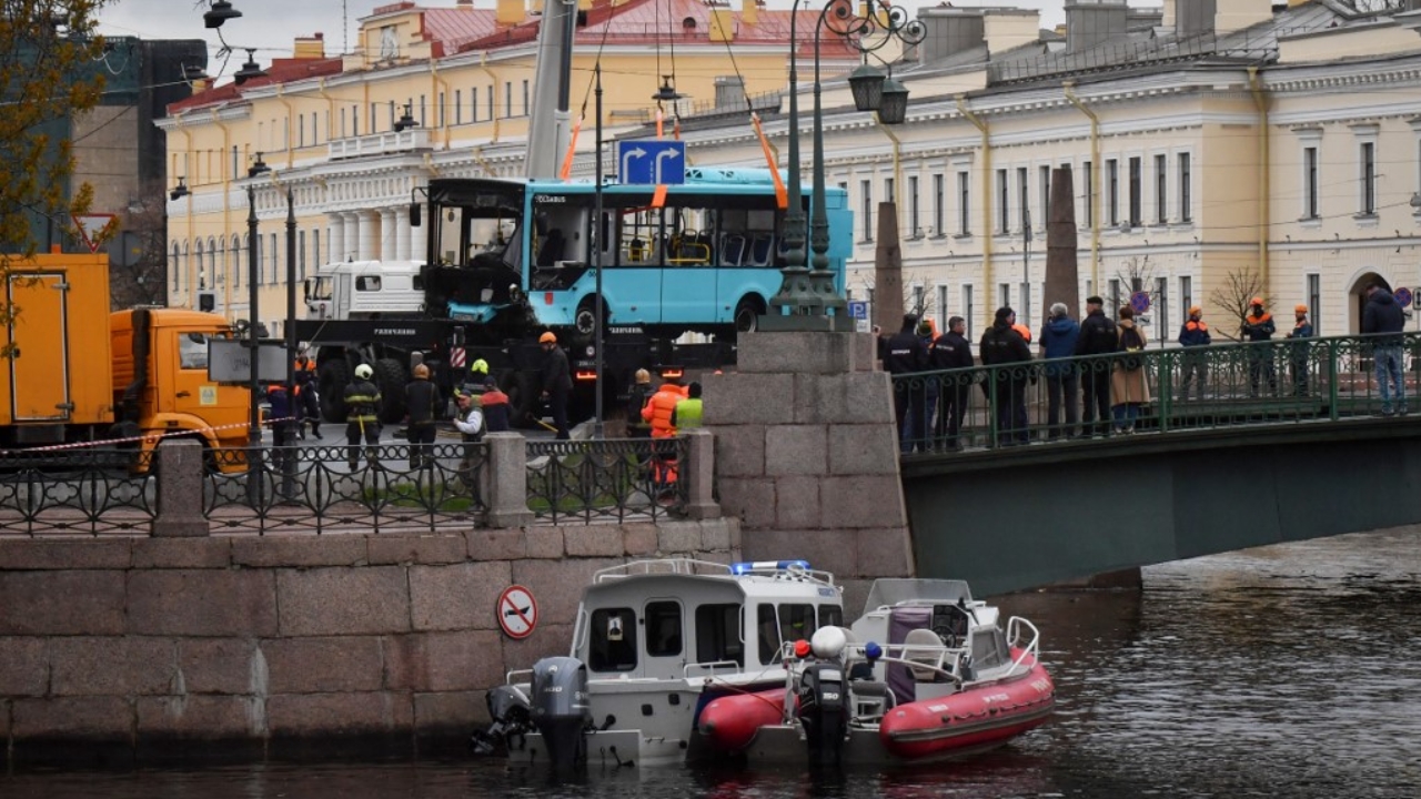 รถบัสโดยสารเสียการควบคุม พุ่งตกแม่น้ำที่รัสเซีย ดับ 7 ศพ (คลิป)