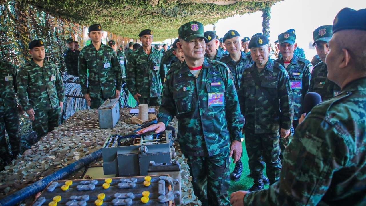 ผบ.ทบ. ชมการฝึกหน่วยกองพันผสม พล.ร.2 รอ. พร้อมลุยตรวจเยี่ยม กกล.บูรพา