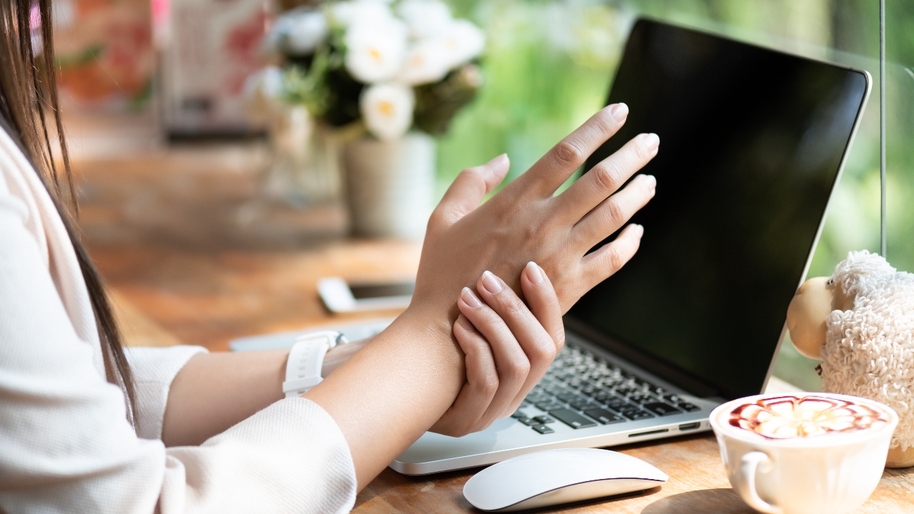เยื่อหุ้มเอ็นข้อมืออักเสบ โรคประจำชาวออฟฟิศที่ควรต้องระวัง อาจเรื้อรังได้โดยไม่รู้ตัว