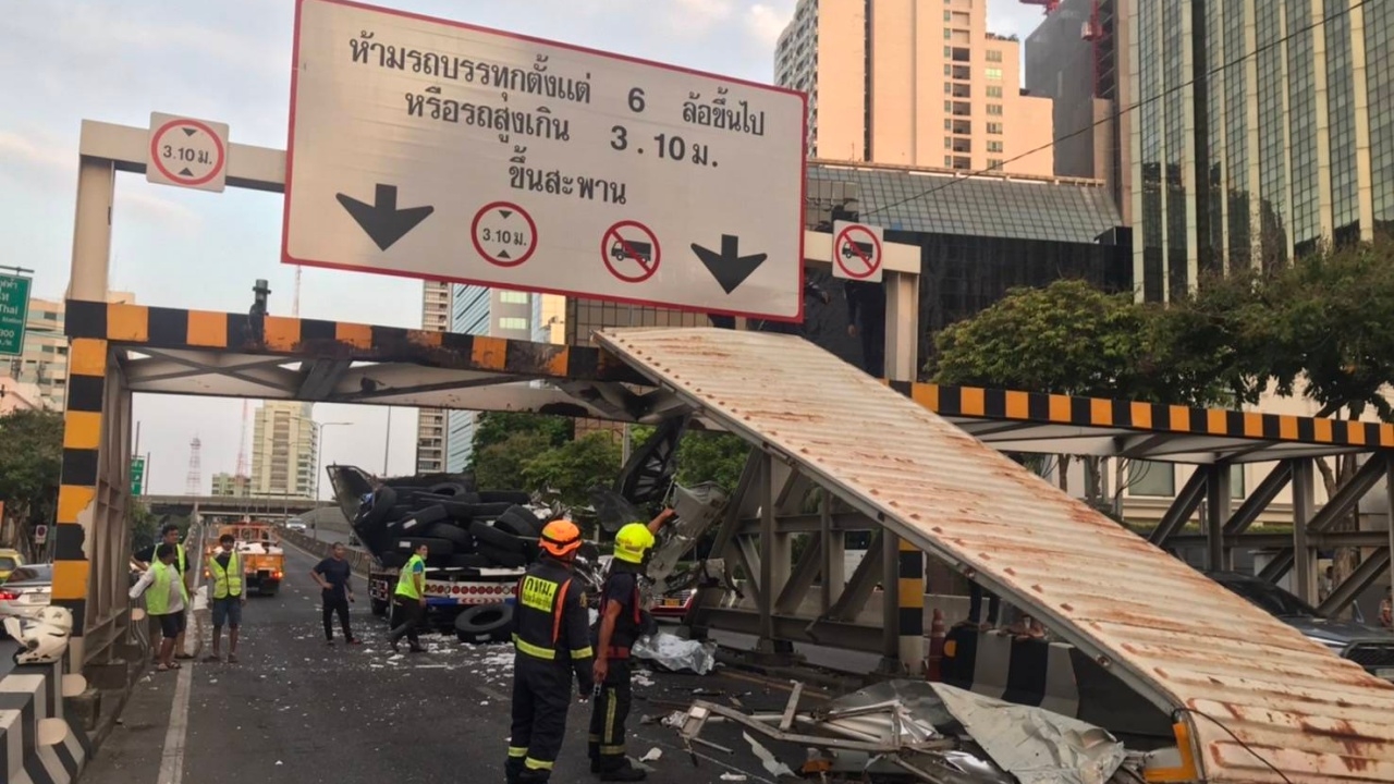 รถบรรทุกชนคานจำกัดความสูงเชิงสะพานข้ามแยกพญาไท รถติดขัดอย่างหนัก
