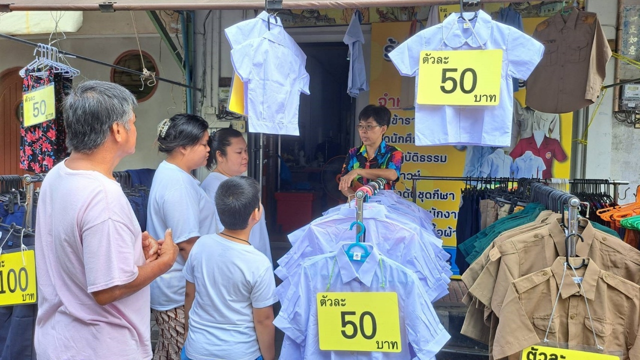 เสื้อนักเรียนตัวละ 50-100 บาท ร้านเมืองจันท์จัดโปรพิเศษ แบ่งเบาภาระผู้ปกครอง