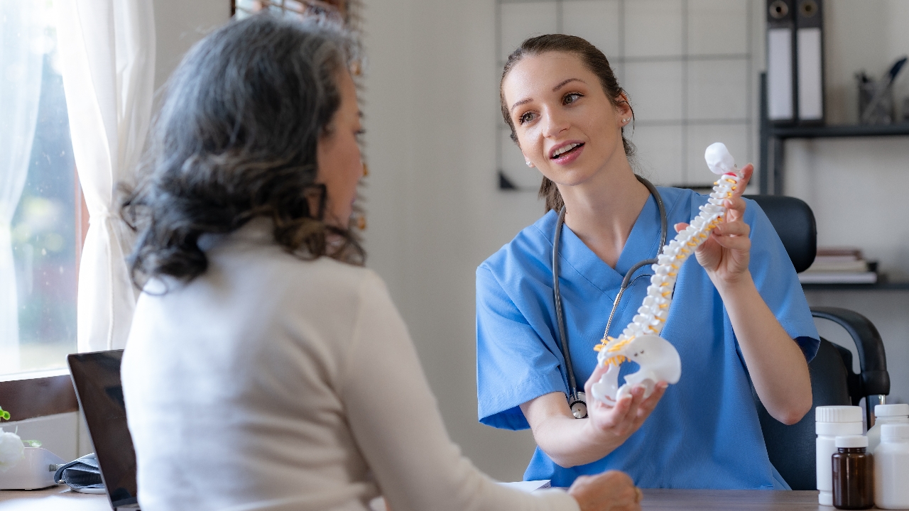 กระดูกพรุนในผู้สูงอายุ ภัยเงียบที่ห้ามมองข้าม