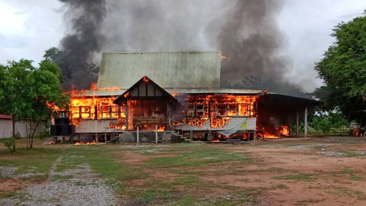 ไฟไหม้ศาลาการเปรียญ 100 ปี วัดหนองสะแก โคราช เสียหายกว่า 1.2 ล้าน