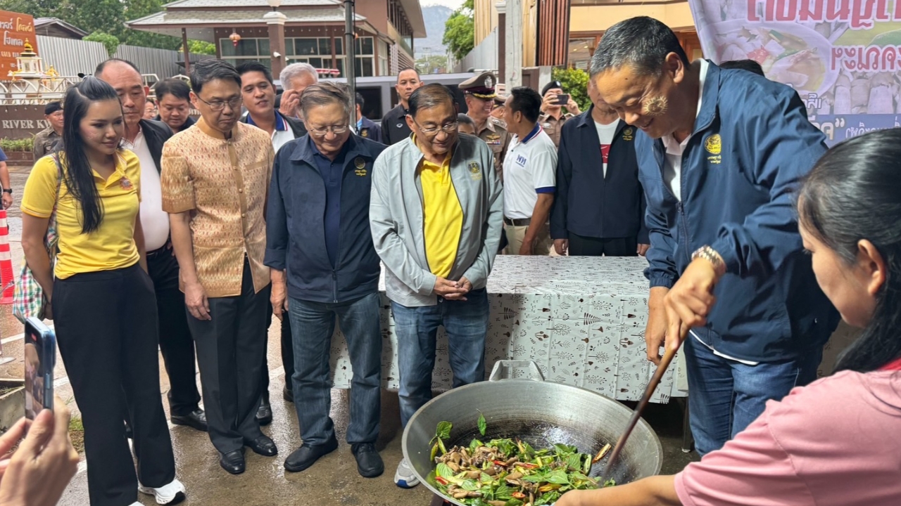 นายกฯ สวมบทเชฟควงตะหลิว “ผัดเห็ดโคน” ของขึ้นชื่อเมืองกาญจน์
