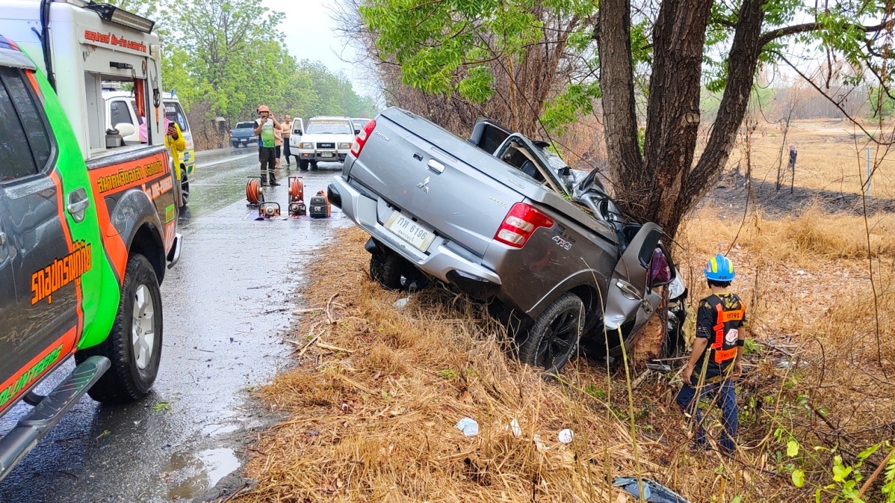 กำนันนักพัฒนา ต.จรเข้สามพัน กลับจากช่วยสร้างบ้านคนจน รถชนต้นไม้ดับ