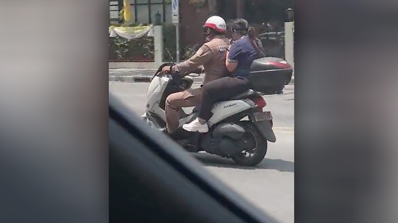 สาวทนไม่ไหว ปวดท้องหนัก แถมรถดันติดมาก โชคดี "รถตำรวจ" ช่วยพาไปส่งได้ทัน