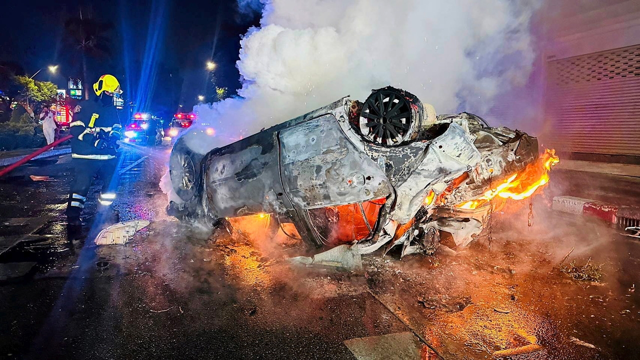 เก๋งเสียหลักพลิก ย่างสดไนจีเรีย ถนนพัฒนาการ "พลเมืองดี" เห็น ช่วยไม่ทัน ดับสยองคาตา!