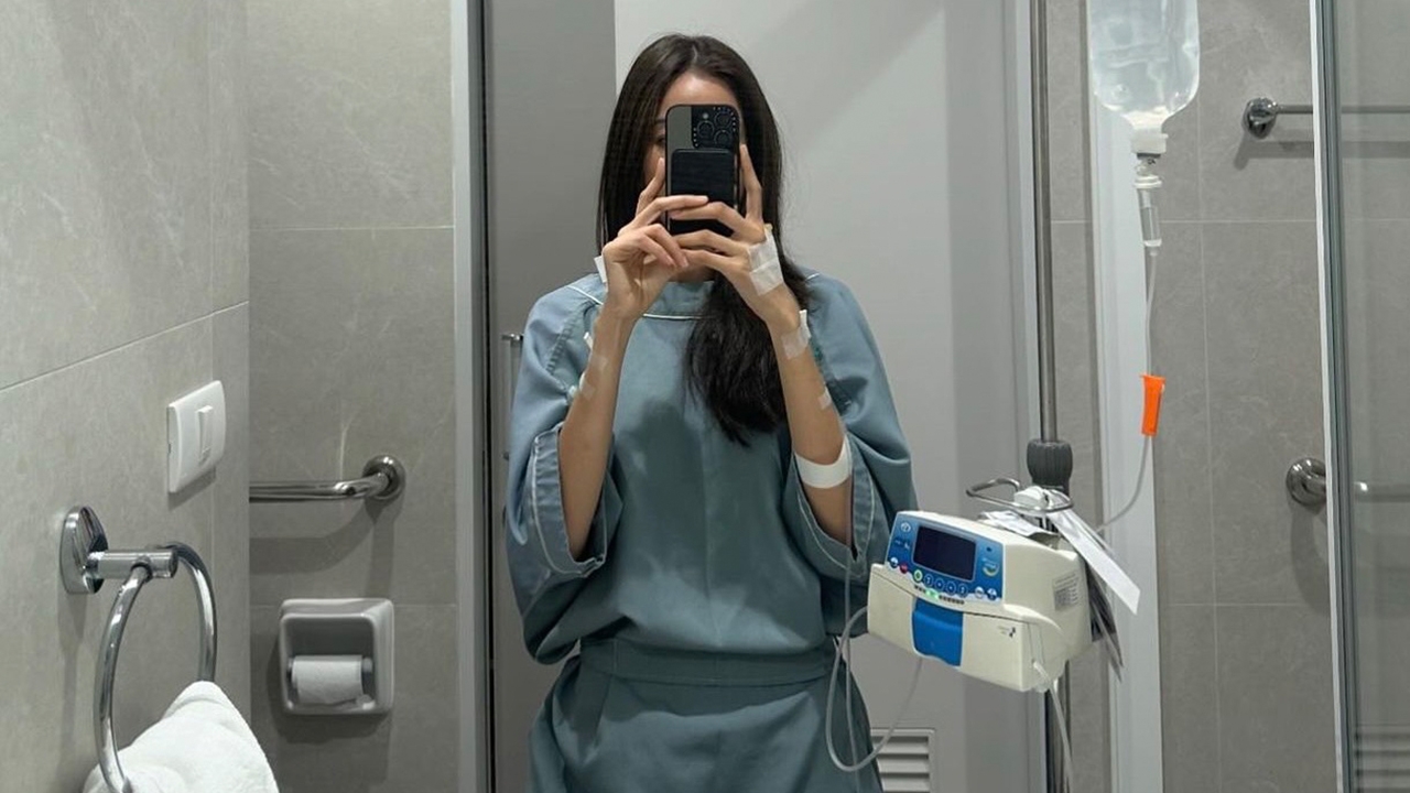 แห่ส่งกำลังใจ นางเอกดัง ถูกหามส่ง รพ. มีเหตุให้ผ่าตัดด่วน