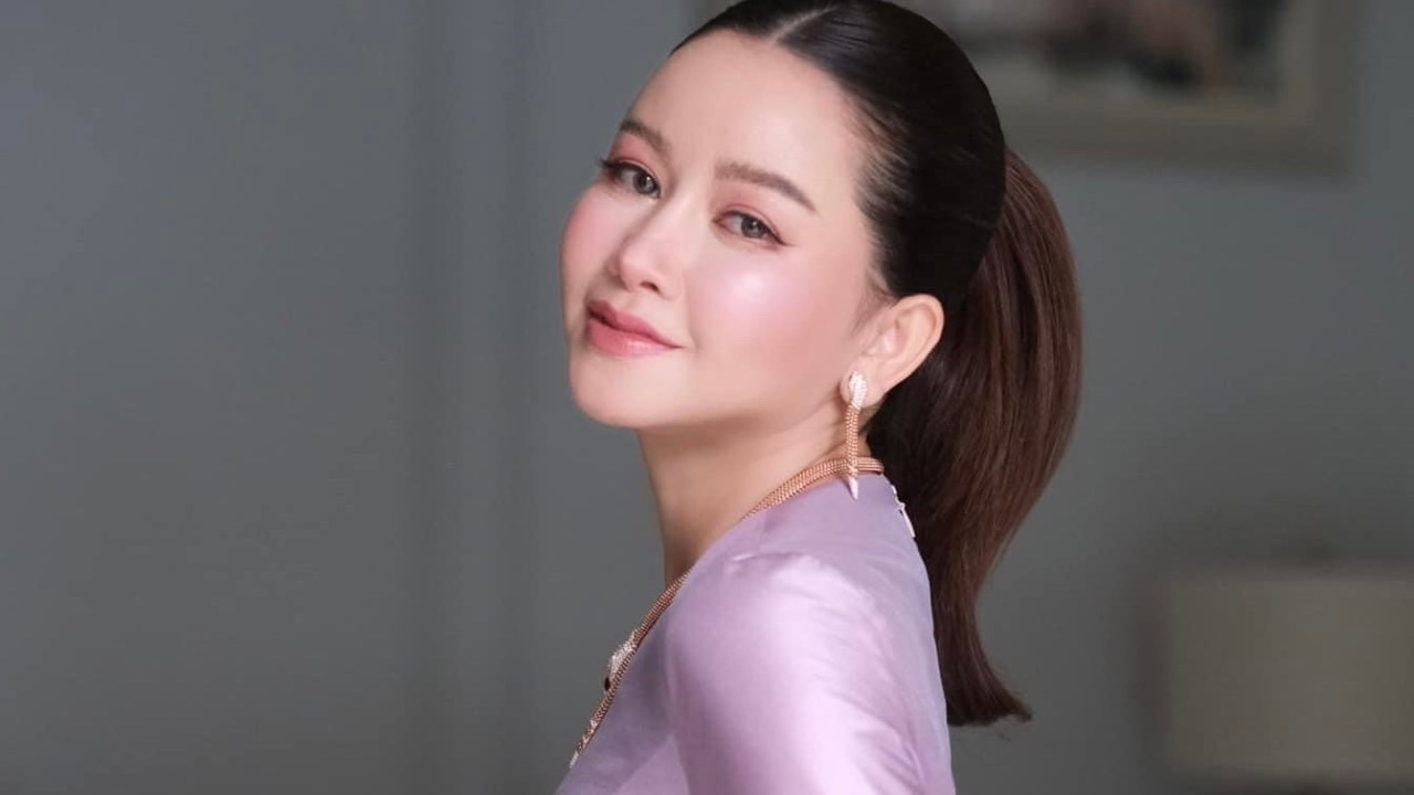 สุดปัง มาดามวาสนา เจ้าของอาณาจักร REVOMED เฉิดฉายขึ้นปก HELLO! THAILAND