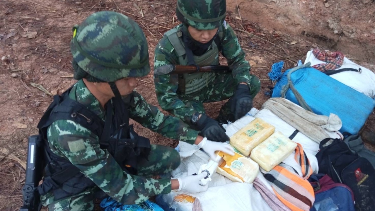 ยาบ้าทะลักไม่หยุด กองกำลังผาเมือง ปะทะเดือดแก๊งขนยาเสพติด ยึด 1.2 ล้านเม็ด