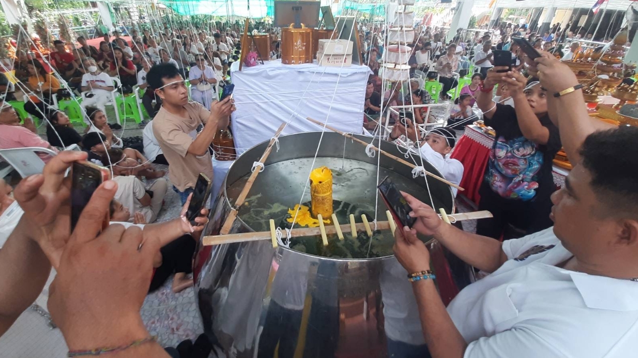 สายมูรวมตัวแน่นวัดดอนใหญ่ หลังรับทรัพย์สมใจ ไม่พลาดส่อง "เลขเด็ดงวดนี้"