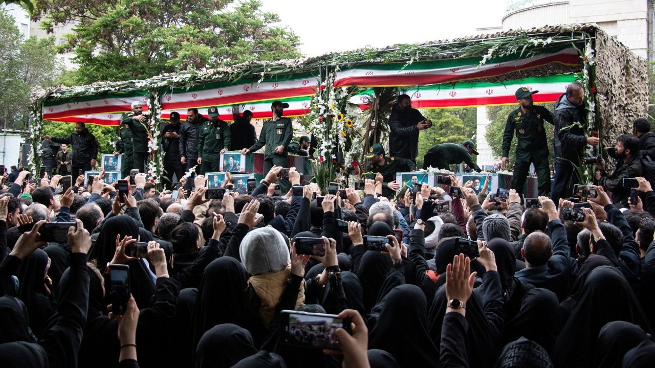 ชาวอิหร่านหลายหมื่นคนเนืองแน่น อาลัย ปธน.ราอีซี เสียชีวิต เหตุ ฮ.ตก