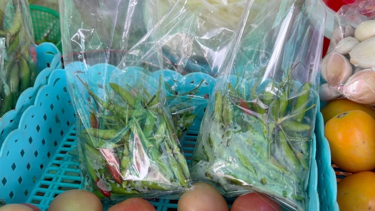 แม่ค้าชัยนาท-อ่างทอง โอดราคาพริกขี้หนูสวนทะลุ กก.ละ 400 แพงสุดในรอบ 10 ปี