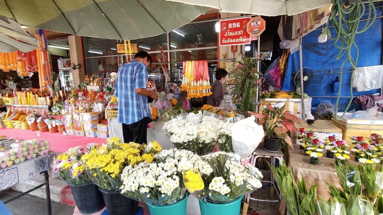 ราคาดอกไม้วันวิสาขบูชาที่บ้านโป่ง ขยับขึ้นหลายชนิด เหตุอากาศร้อนผลผลิตน้อย