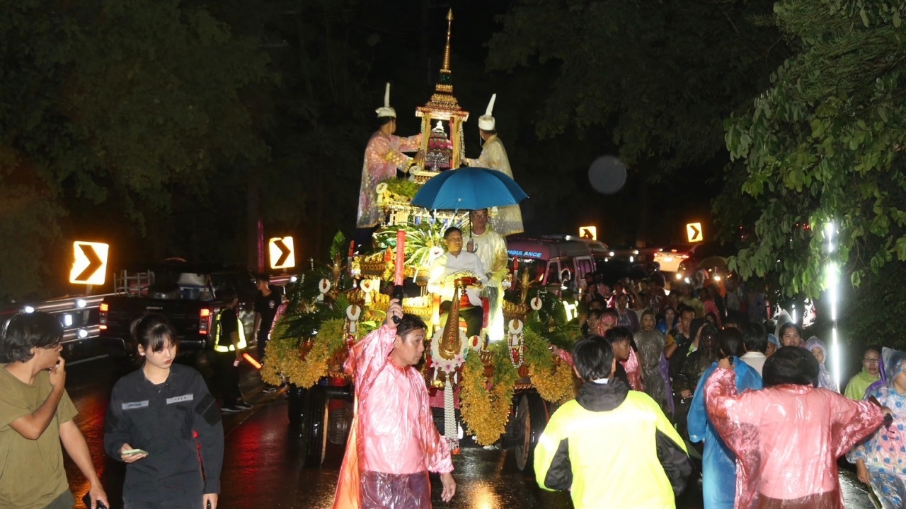 ชาวเชียงใหม่นับหมื่น ร่วมเดินเท้าอัญเชิญน้ำสรงพระราชทานฯ ขึ้นวัดพระธาตุดอยสุเทพฯ