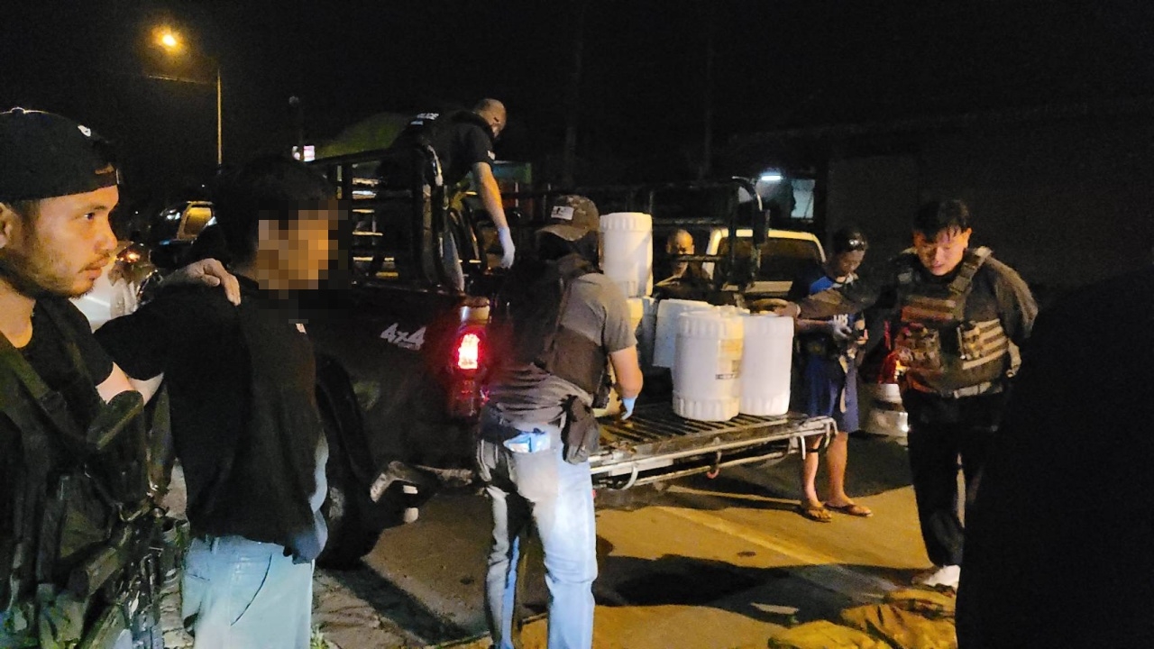 ค่าจ้าง 3 หมื่น ขนยาบ้ากว่า 2 ล้านเม็ด ปส.สกัดจับกระบะ จนมุมที่แม่อาย