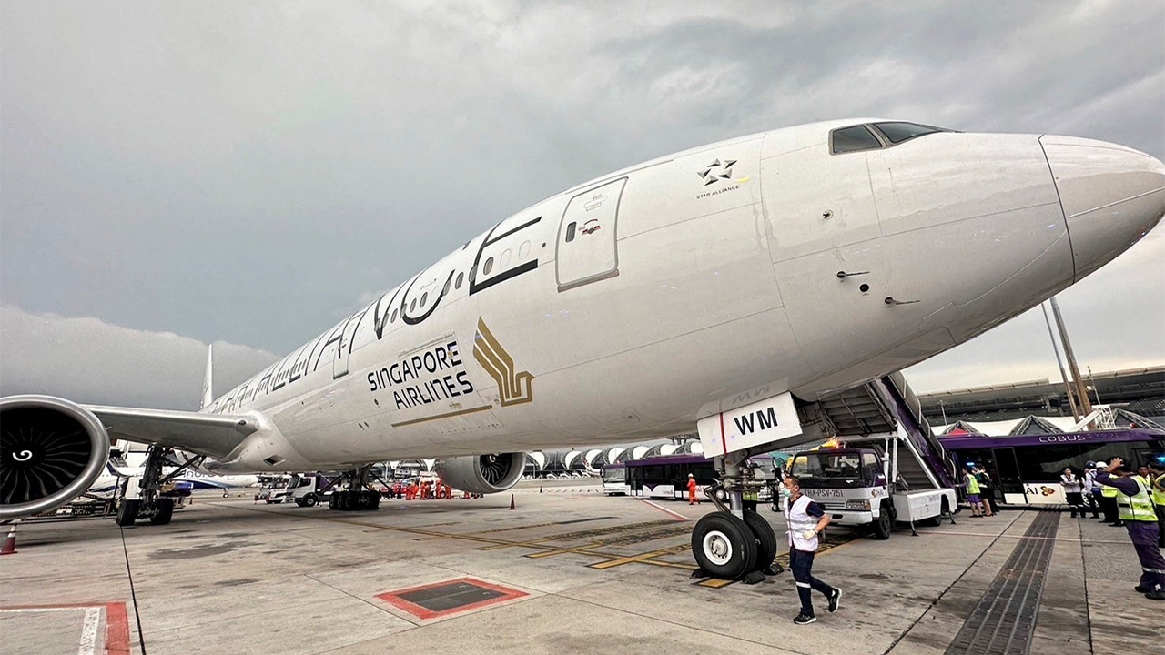 ตาย 1 เจ็บ 30 คน แอร์สิงคโปร์ตกหลุมอากาศ ระทึกบนเวหา ร่อนฉุกเฉิน ลงสุวรรณภูมิ