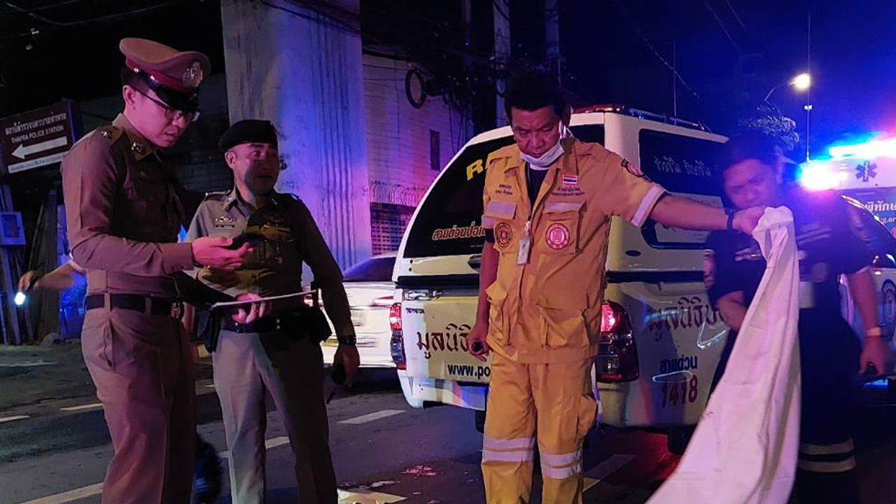 หนุ่มโดดสะพานลอย ทับร่างคนขี่จยย. ก่อนกระเด็นถูกกระบะเหยียบซ้ำ ตายสยอง