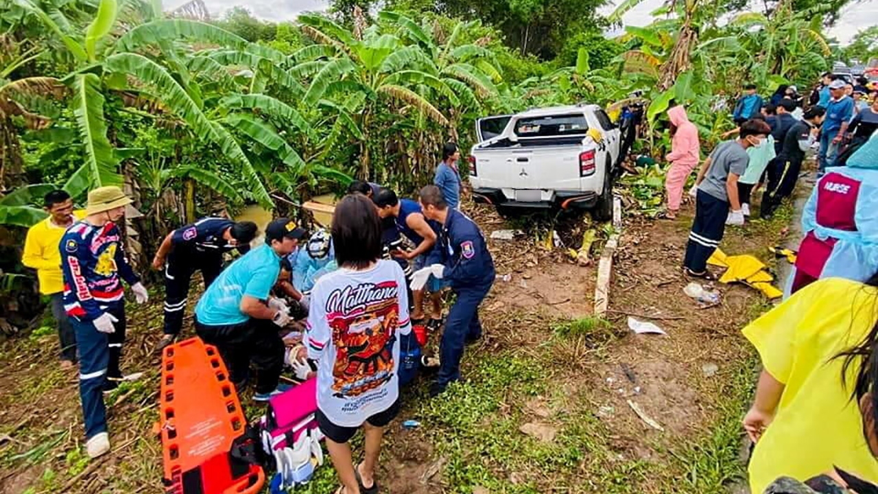 กระบะขนยา ชนรถนักเรียนดับ 1 เจ็บยกคัน 20 คน อีกรายปืนจ่อ ตร. โดนสวนขาเดี้ยง