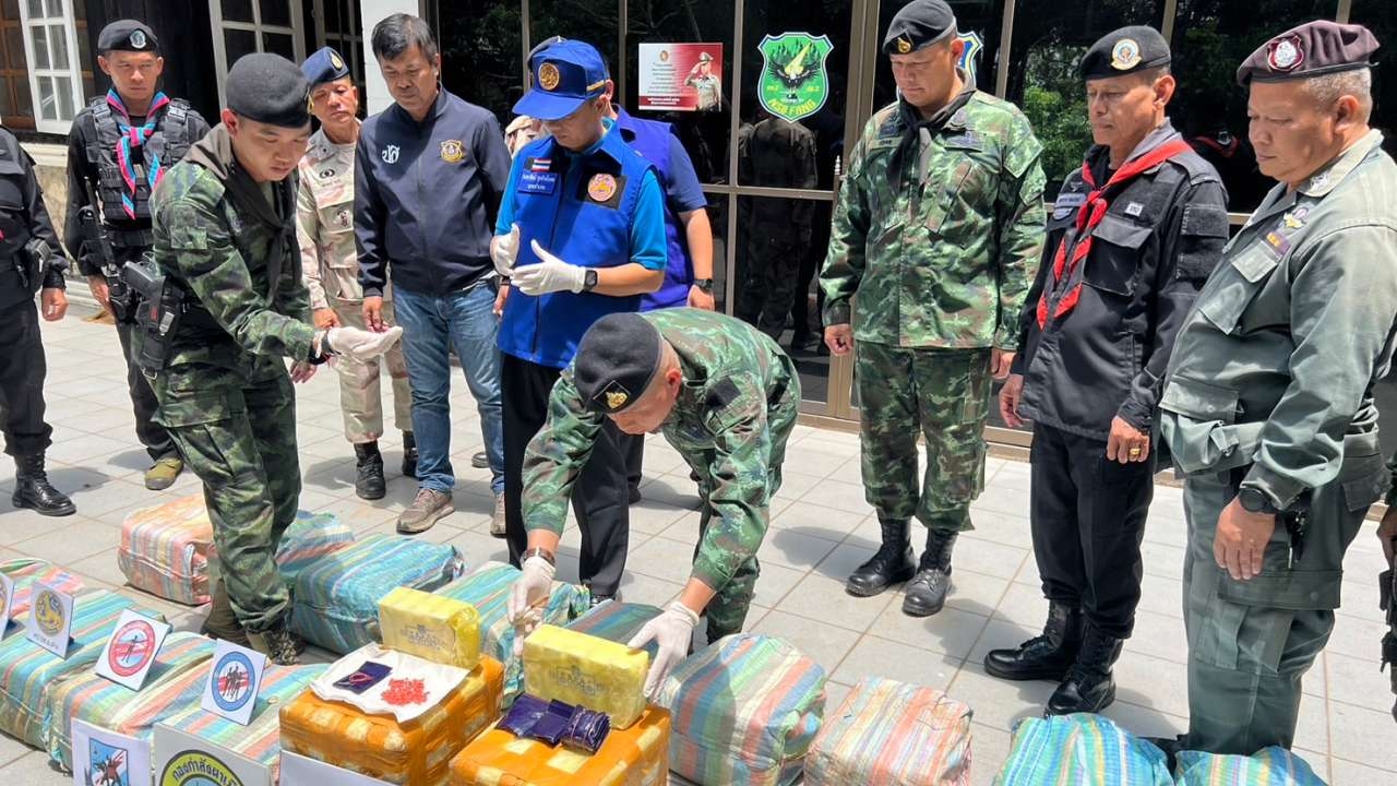 ทหาร-ตร. ล่าข้ามอำเภอ สกัดจับแก๊งค้ายาบ้า จนมุมแม่อาย ยึด 2 ล้านเม็ด