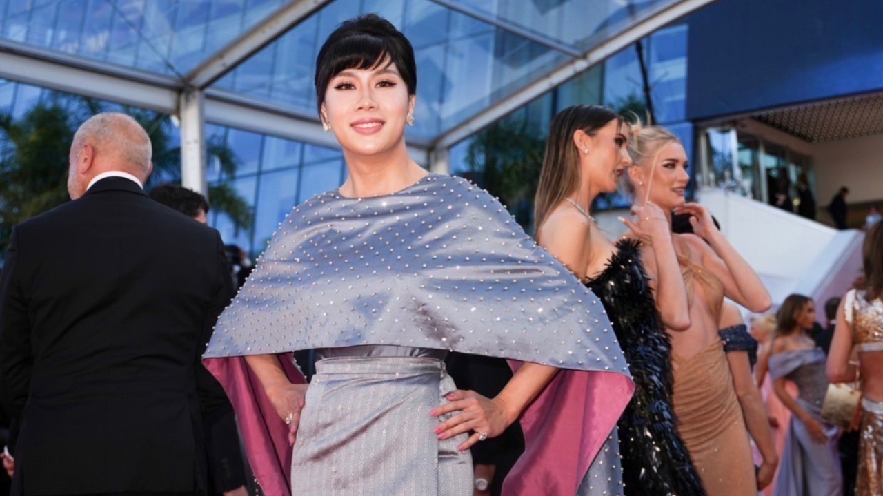 ไฮโซตัวแม่ LGBT เดินเจิดจรัสในชุดลาวประยุกต์ บนพรมแดงเมืองคานส์