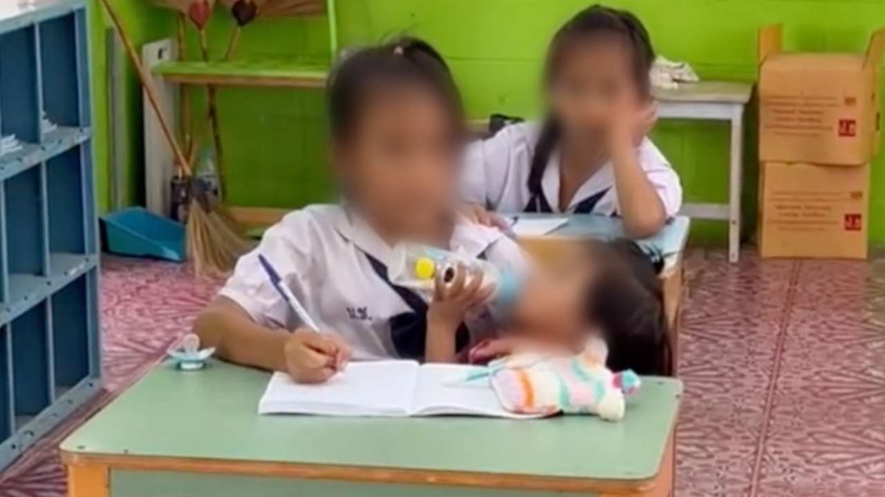 ครูเผยสาเหตุ เด็ก ป.5 เอาน้องมาเลี้ยง มือหนึ่งเขียนหนังสือ อีกมือต้องป้อนนม